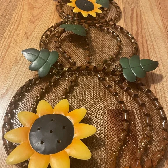 Pumpkins with crow, sunflowers and leaves wall decor - Picture 2 of 5